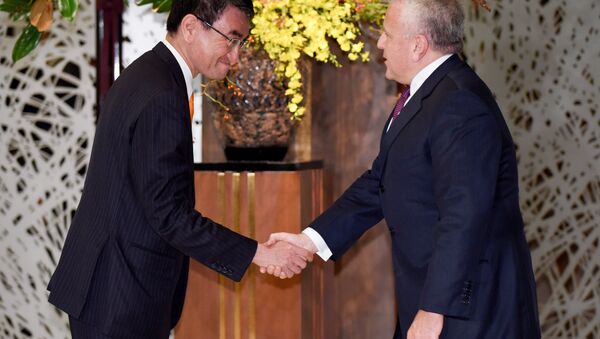 Vice-ministro das Relações Exteriores do Japão, Shinsuke Sugiyama (à esquerda), aperta a mão do vice-secretário de Estado dos EUA, John Sullivan (à direita), durante reunião em Tóquio, em 16 de outubro de 2017 - Sputnik Brasil
