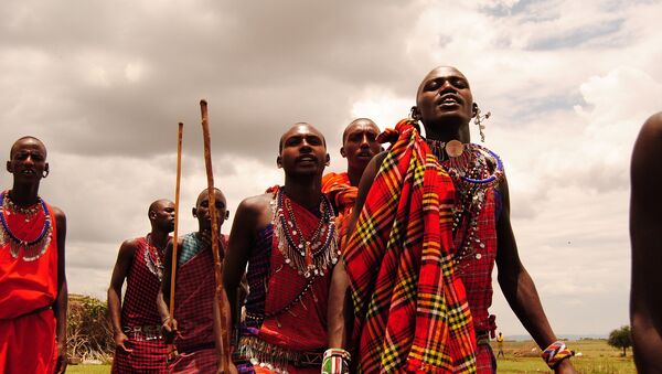 Homens de uma tribo africana em roupas vermelhas - Sputnik Brasil