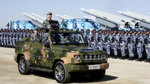Presidente chinês, Xi Jinping, de pé em jipe militar inspecionando tropas do exército durante o desfile militar do 90º aniversário da criação do Exército de Libertação Popular - Sputnik Brasil