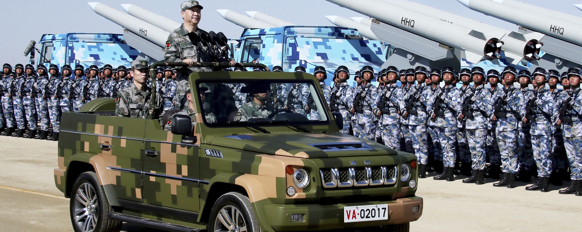 Presidente chinês, Xi Jinping, de pé em jipe militar inspecionando tropas do exército durante o desfile militar do 90º aniversário da criação do Exército de Libertação Popular - Sputnik Brasil, 1920, 12.03.2023