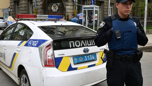 Agente da polícia ucraniana durante patrulha na cidade de Kiev (arquivo) - Sputnik Brasil