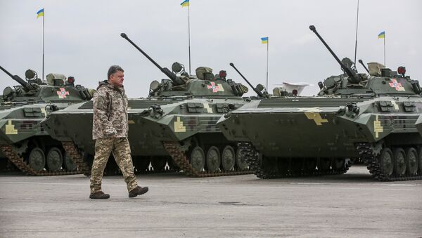 Presidente da Ucrânia Pyotr Poroshenko perto de veículos de combate ucranianos - Sputnik Brasil