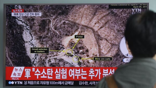 Um sul-coreano está observando o teste da Coreia do Norte realizado debaixo do monte Mantap - Sputnik Brasil