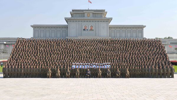 Kim Jong-un, líder da Coreia do Norte, com militares jovens - Sputnik Brasil