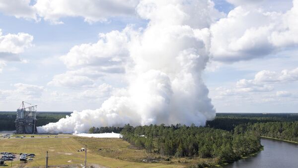 A NASA testa novo motor RS-25 E2063 para o Sistema de Lançamento Espacial (SLS),Mississipi, EUA (foto de arquivo) - Sputnik Brasil