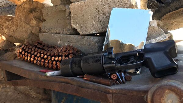 Arma e munição na província síria de Deir ez-Zor - Sputnik Brasil