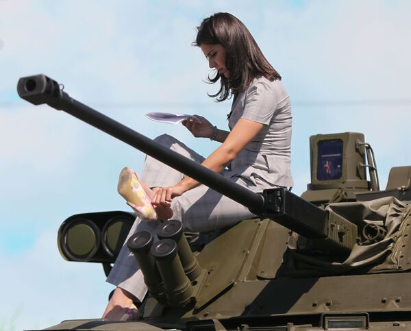 Garota sentada em um tanque em uma das exposições na região de Moscou, julho de 2010 - Sputnik Brasil