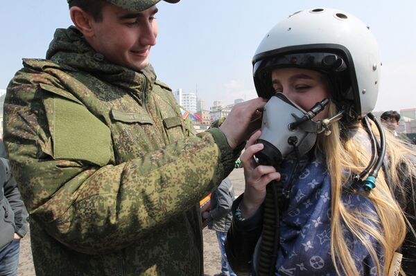 Jovem experimenta capacete na exposição em Vladivostok, abril de 2015 - Sputnik Brasil