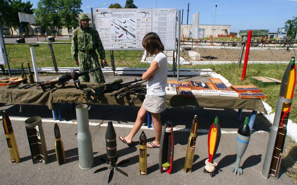 Garota visita exposição militar na Rússia, junho de 2011 - Sputnik Brasil