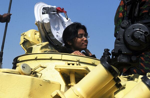 Garota dentro do tanque T-72, na exposição em Kolkata, Índia, janeiro de 2012 - Sputnik Brasil