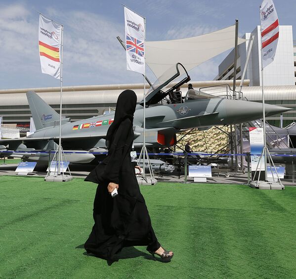 Exposição militar em Abu Dhabi, Emirados Árabes Unidos, fevereiro de 2013 - Sputnik Brasil