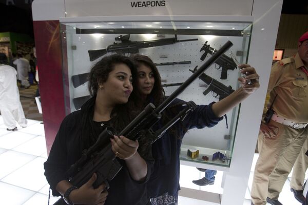 Garotas tiram selfie durante exposição militar no Paquistão, novembro de 2016 - Sputnik Brasil