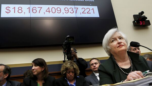 Federal Reserve Board Chair Janet Yellen prepares to testify before a House Financial Services committee hearing on Monetary Policy and the State of the Economy on Capitol Hill at in Washington July 15, 2015 - Sputnik Brasil