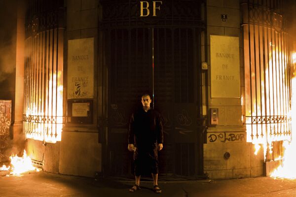 Artista opositor russo, Pyotr Pavlensky, ateia fogo no edifício do Banco da França - Sputnik Brasil