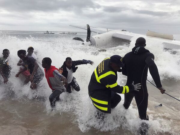 Socorristas ajudam vítimas do acidente aéreo na Costa de Marfim - Sputnik Brasil