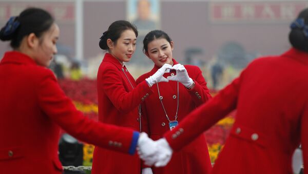 Meninas durante da abertura do XIX Congresso do Partido Comunista da China - Sputnik Brasil