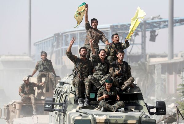 Militares das Forças Democráticas da Síria celebram libertação de Raqqa - Sputnik Brasil
