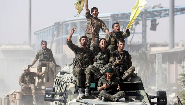 Militares das Forças Democráticas da Síria celebram libertação de Raqqa - Sputnik Brasil