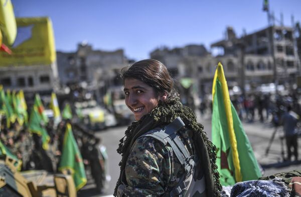 Uma mulher combatente curda depois da libertação de Raqqa - Sputnik Brasil