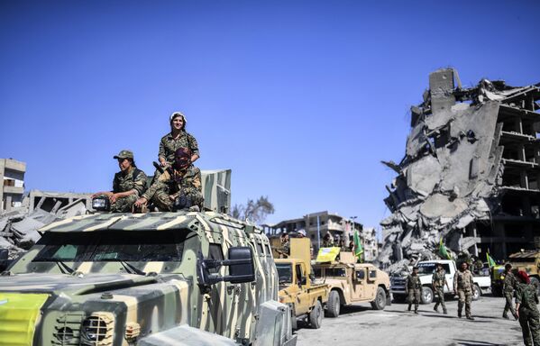 Combatentes curdas durante a celebração da libertação de Raqqa na praça central de Al-Naim 3. Combatentes curdas em Raqqa libertada - Sputnik Brasil