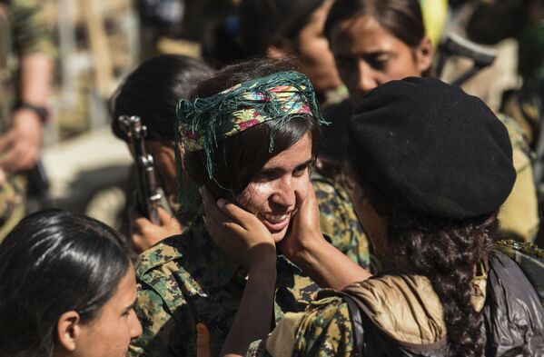 Combatentes curdas em Raqqa libertada - Sputnik Brasil