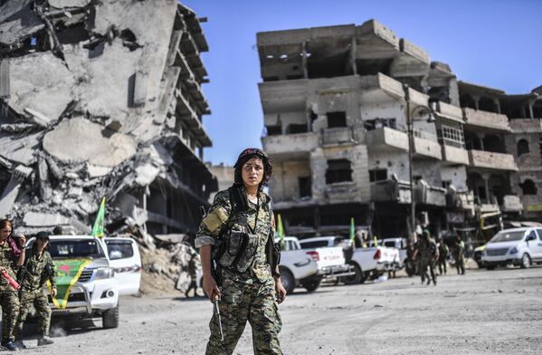 Uma mulher combatente curda em Raqqa libertada - Sputnik Brasil