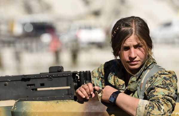 Uma combatente curda das Forças Democráticas da Síria depois da libertação de Raqqa - Sputnik Brasil
