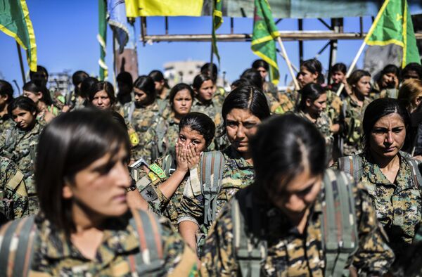 A cidade enchera-se de bandeiras das Forças Democráticas da Síria, que representam a força principal da aliança dos sírios e curdos, bem como das Unidades Femininas de Proteção (YPJ), que foram criadas na Síria em 2013 como o braço feminino das Unidades de Proteção Popular (YPG) - Sputnik Brasil