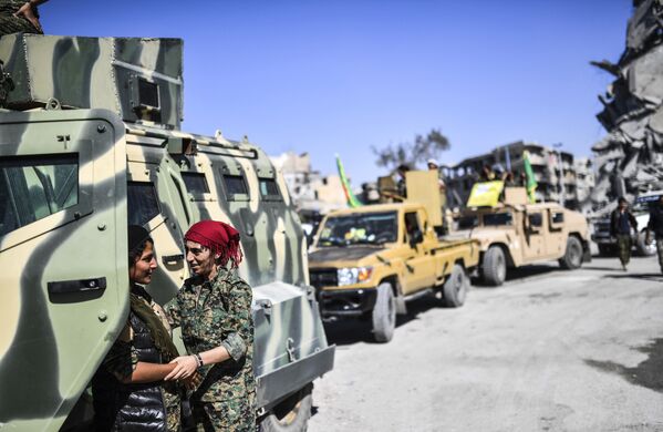 Combatentes curdas das FDS na Raqqa libertada - Sputnik Brasil