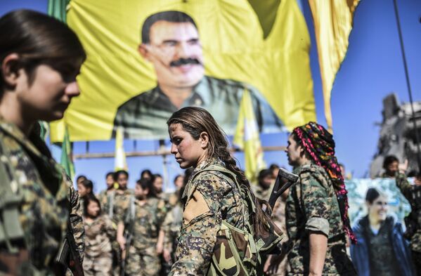 Mulheres combatentes curdas depois da libertação de Raqqa, que era considerada a capital não oficial dos terroristas - Sputnik Brasil