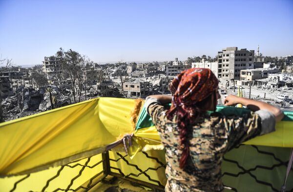 Uma combatente curda das FDS depois da libertação de Raqqa - Sputnik Brasil