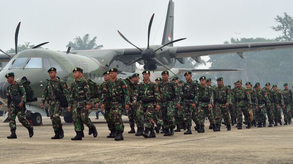 Soldados indonésios no momento de chagada ao aeroporto militar de Roesmin Noerjadin - Sputnik Brasil