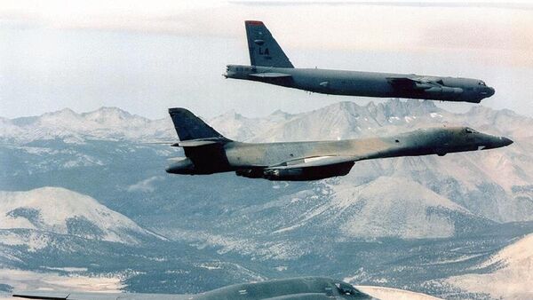 Bombardeiros B-2 Spirit, B-1B e B-52 sobrevoando Afeganistão (foto do arquivo) - Sputnik Brasil