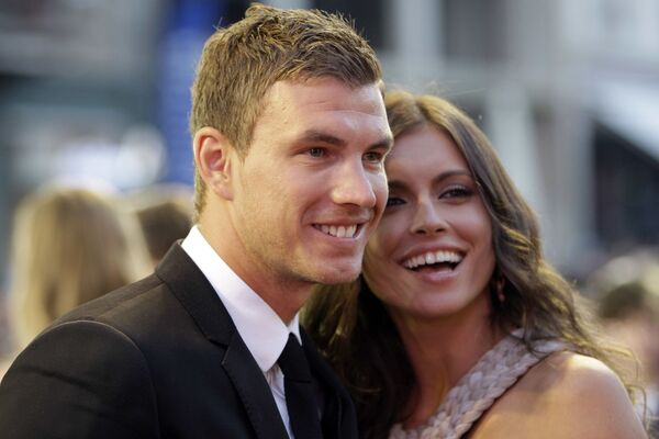 Jogador de futebol bósnio Edin Dzeko com namorada, Amra Silajdzic - Sputnik Brasil
