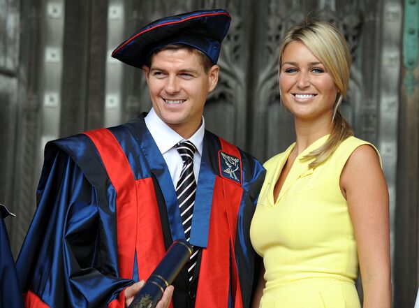 Jogador do Liverpool inglês, Steven Gerrard, com sua esposa Alex Curran - Sputnik Brasil