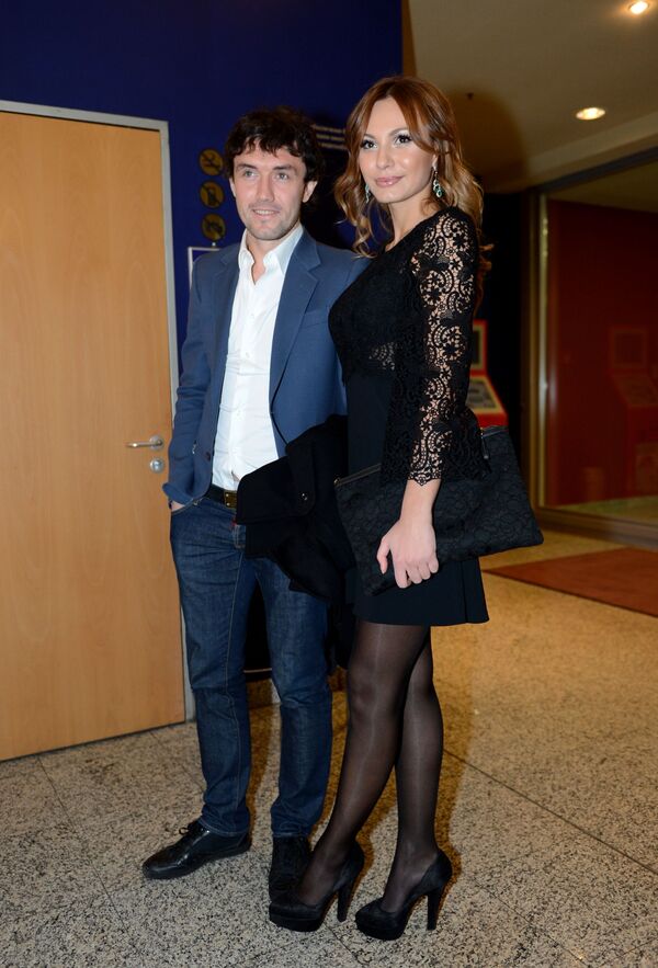 Jogador russo, Yuri Zhirkov com sua mulher Inna - Sputnik Brasil