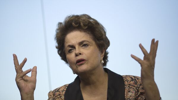 Dilma Rousseff gesticula ao ser entrevistada no Rio de Janeiro em 14 de julho de 2017 - Sputnik Brasil