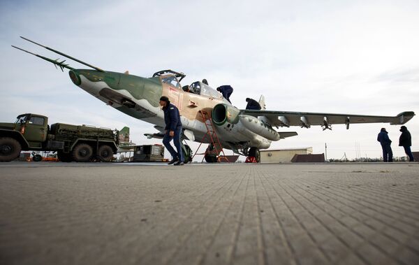 Vista a partir da cabine de um avião Su-25UB durante treinamentos especiais de voo de tripulações dos caças-bombardeiros na região de Krasnodar - Sputnik Brasil