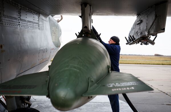 Técnico realizando preparativos de um Su-25UB antes de treinamentos especiais de voo de tripulações dos caças-bombardeiros - Sputnik Brasil