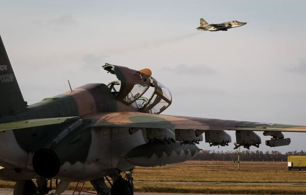 Aeronave russa Su-25UB prepara-se para voo na pista de descolagem durante treinamentos especiais de voo de tripulações dos caças-bombardeiros realizados na Rússia - Sputnik Brasil