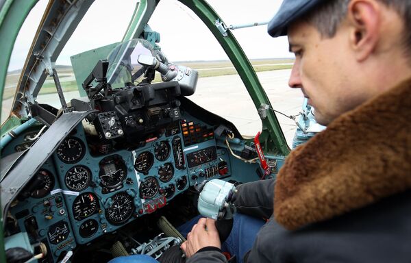 Técnico está preparando um caça-bombardeiro Su-25UB para participar de treinamentos especiais de voo de tripulações dos caças-bombardeiros na região de Krasnodar - Sputnik Brasil