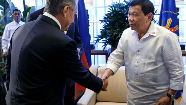 Ministro da Defesa da Rússia, Sergei Shoigu, com o presidente filipino, Rodrigo Duterte, durante a visita do ministro russo às Filipinas. - Sputnik Brasil