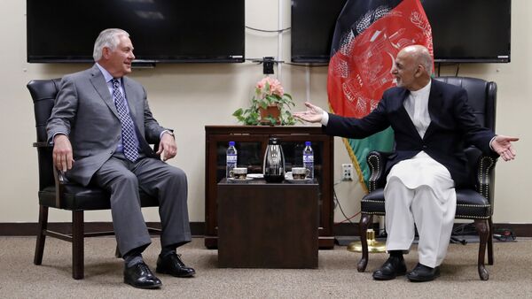 Secretário de Estado dos EUA, Rex Tillerson, com o presidente afegão, Ashraf Ghani, 23 de outubro de 2017 - Sputnik Brasil