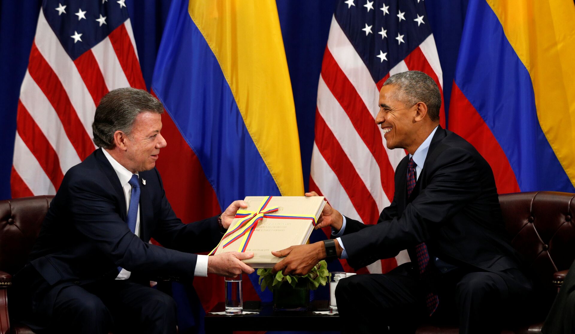 O presidente da Colômbia, Juan Manuel Santos, entrega ao ex-líder norte-americano, Barack Obama, uma cópia do Acordo Final de Paz entre o governo colombiano e o grupo rebelde Farc, 21 de setembro de 2016 - Sputnik Brasil, 1920, 23.11.2021