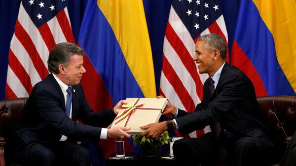 O presidente da Colômbia, Juan Manuel Santos, entrega ao ex-líder norte-americano, Barack Obama, uma cópia do Acordo Final de Paz entre o governo colombiano e o grupo rebelde Farc, 21 de setembro de 2016 - Sputnik Brasil