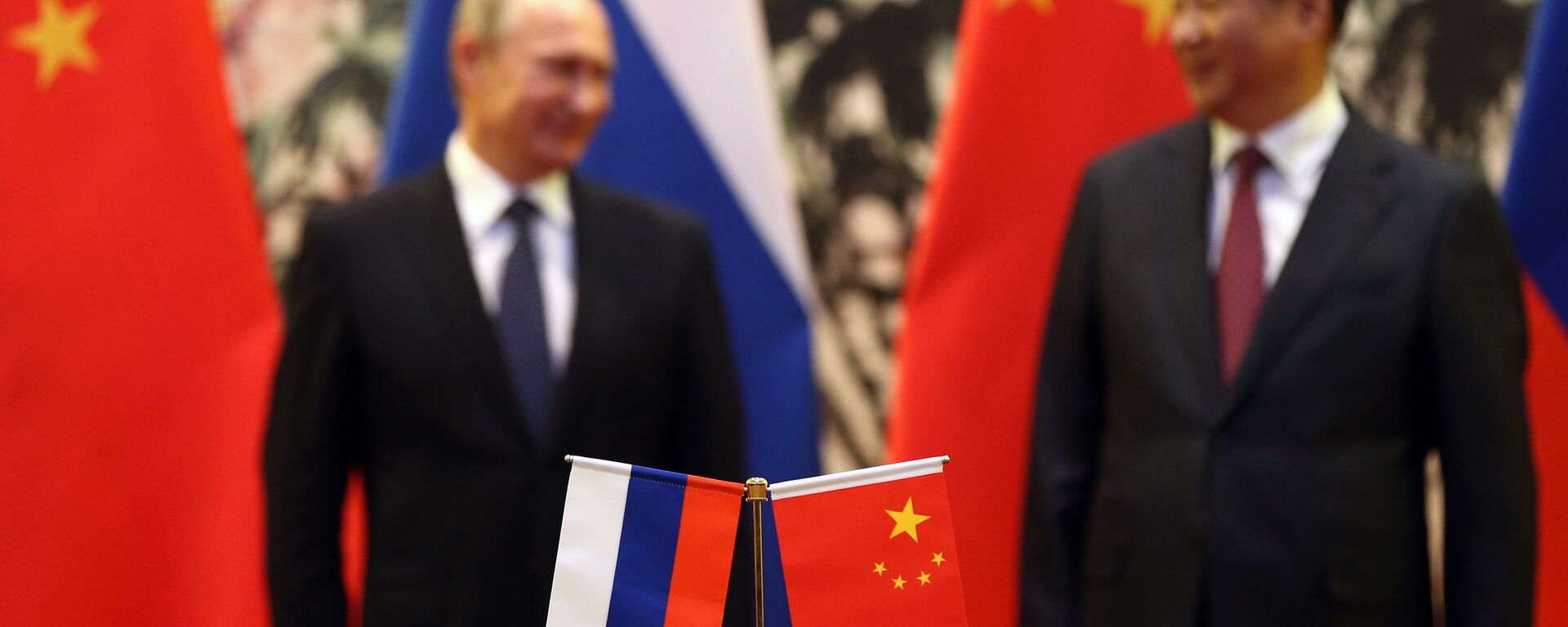 Bandeiras da Rússia e China durante a reunião de Vladimir Putin e Xi Jinping - Sputnik Brasil, 1920, 04.02.2022
