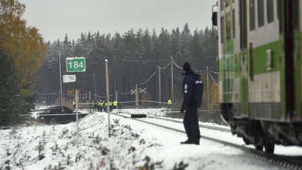 Agentes federais, militares e membros da equipe de resgate na rodovia onde aconteceu a colisão entre o trem de passageiros e o caminhão militar, Finlândia, 26 de outubro de 2017 - Sputnik Brasil