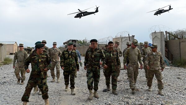 Soldados norte-americanos e afegãos andam abaixo dos helicópteros da OTAN - Sputnik Brasil