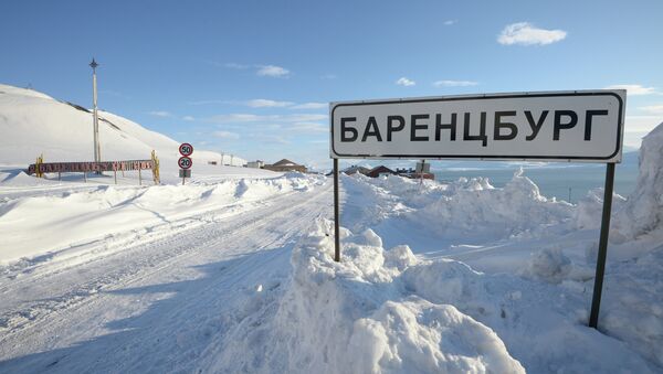 Sinal de trânsito e ponteiro geográfico da cidade de Barentsburg no arquipélago de Svalbard - Sputnik Brasil