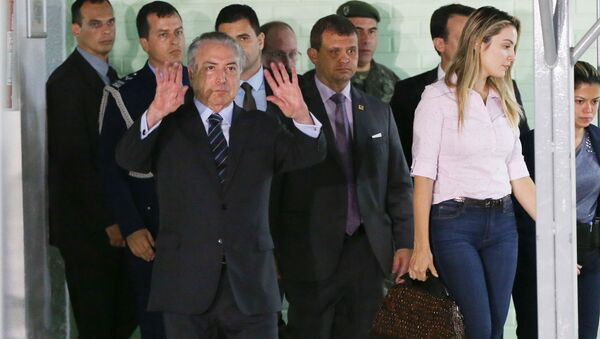 Michel Temer, presidente do Brasil, deixando o hospital após passar por intervenção emergencial em Brasília - Sputnik Brasil